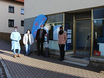 In der ehemaligen Bäckerei in Oberleichtersbach können sich Bürgerinnen und Bürger täglich auf Corona testen lassen. Das Personal ist sogar für die Testung von Kleinkindern geschult. Das Foto zeigt (von links) Kay Schmidt, Michaela Keßler, 1. Bürgermeister Dieter Muth und 3. Bürgermeisterin Maria Knüttel