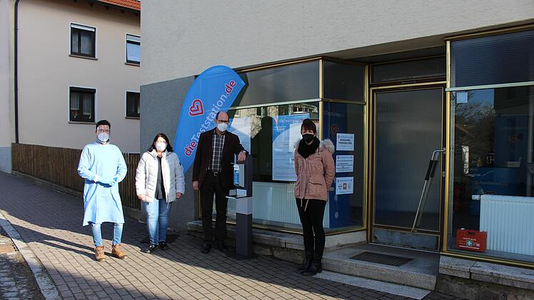 In der ehemaligen Bäckerei in Oberleichtersbach können sich Bürgerinnen und Bürger täglich auf Corona testen lassen. Das Personal ist sogar für die Testung von Kleinkindern geschult. Das Foto zeigt (von links) Kay Schmidt, Michaela Keßler, 1. Bürgermeister Dieter Muth und 3. Bürgermeisterin Maria Knüttel
