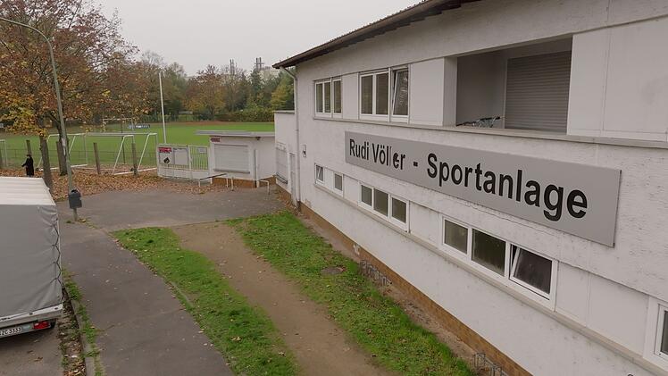 Hier hat Rudi Völler, 1960 in Hanau geboren, das Fußballspielen gelernt. Die Anlage des TSV 1860 Hanau ist mittlerweile nach ihrem berühmtesten Spieler benannt. Gleich nebenan findet sich das nach Rudi Völler benannte Biergartenlokal "Hanauer Bub".