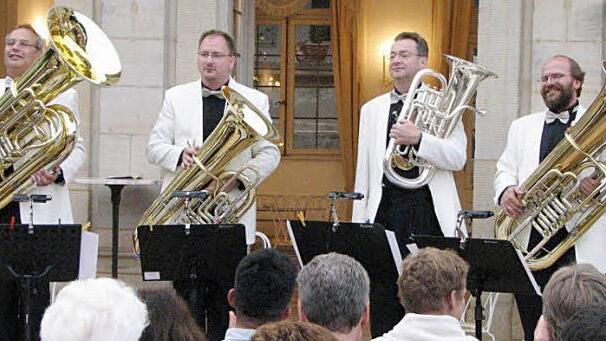 Am Samstag gastiert das Melton Tuba Quartett im Rosengarten. Foto:  PR