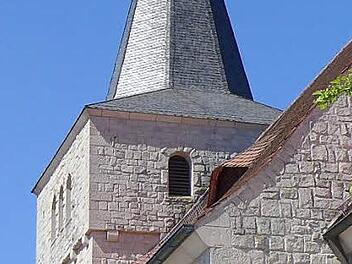 In der Liste der Baudenkmäler von Breitbrunn ist die katholische Kirche St. Matthäus als Sandsteinquaderbau verzeichnet. Beim Bau der Kirche fand heimischer Sandstein aus dem ehemaligen Kellerbruch bei Breitbrunn Verwendung. Das Gelände dieses mittlerweile still gelegten Steinbruchs soll nach dem Willen des Arbeitskreises für die "Erlebniswelt Fränkischer Sandstein" genutzt werden.  Fotos: Sabine Meißner