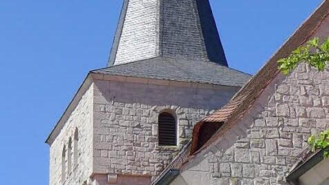 In der Liste der Baudenkmäler von Breitbrunn ist die katholische Kirche St. Matthäus als Sandsteinquaderbau verzeichnet. Beim Bau der Kirche fand heimischer Sandstein aus dem ehemaligen Kellerbruch bei Breitbrunn Verwendung. Das Gelände dieses mittlerweile still gelegten Steinbruchs soll nach dem Willen des Arbeitskreises für die "Erlebniswelt Fränkischer Sandstein" genutzt werden.  Fotos: Sabine Meißner