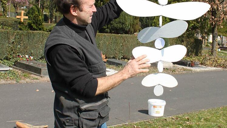 Bildhauer Reinhard Kraft mit einem Modell des Mobiles für die Himmelswiese. Fotos: Thomas Mäuser