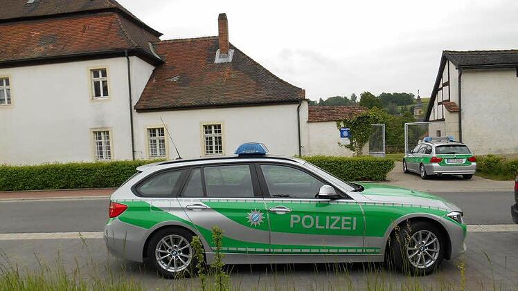 Zwei Polizei-Autos vor der Ebracher Polizeiwache - das ist ungewöhnlich. Foto: Walter Hanslokl
