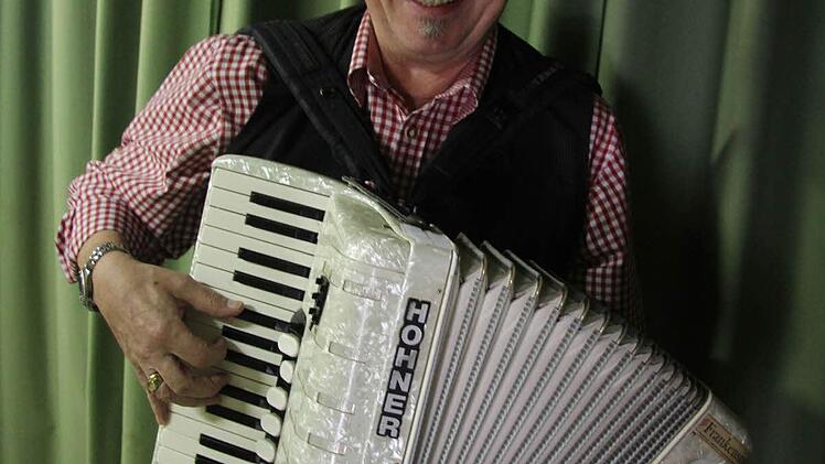 Der Franken-Sima alias Philipp Simon Goletz sorgte beim Kreisfeuerwehrtag für gute Unterhaltung - und hatte natürlich auch ein paar Verse über die Feuerwehr parat.Foto: Sonja Adam