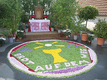 Kreisformen wie beim Blumenteppich 2008 waren immer eine besondere Herausforderung. Die Kreise mussten vorher genau eingezeichnet werden. Foto: Sonny Adam
