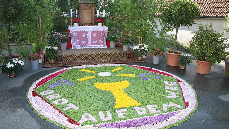 Kreisformen wie beim Blumenteppich 2008 waren immer eine besondere Herausforderung. Die Kreise mussten vorher genau eingezeichnet werden. Foto: Sonny Adam