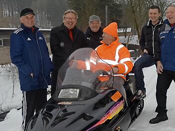 Sie haben allen Grund zur Freude über die guten Schneeverhältnisse aber auch über das ehrenamtliche Engagement zum Präparieren der Loipen in Rothenkirchen (v. l.): Günter Schubert, Bürgermeister Hans Pietz, Gerhard Grebner, Stefan Heinlein (Markt Pressig und SV Rothenkirchen), Roland Ringlstetter und Josef Beitzinger auf dem Loipenspurgerät. Er präpariert seit über 30 Jahren ehrenamtlich die Loipen. Foto: eh