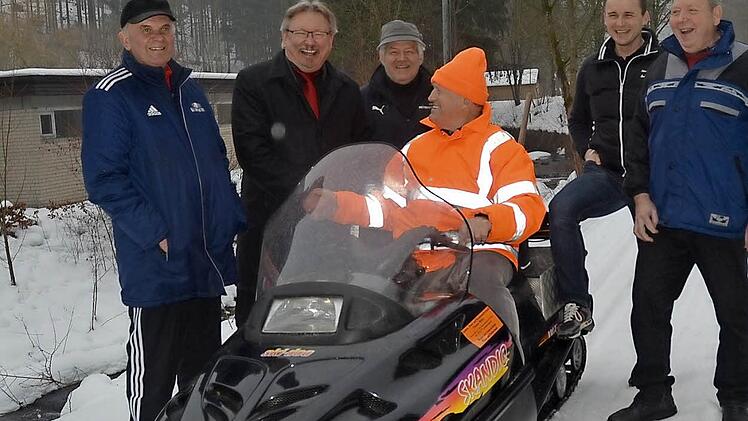 Sie haben allen Grund zur Freude über die guten Schneeverhältnisse aber auch über das ehrenamtliche Engagement zum Präparieren der Loipen in Rothenkirchen (v. l.): Günter Schubert, Bürgermeister Hans Pietz, Gerhard Grebner, Stefan Heinlein (Markt Pressig und SV Rothenkirchen), Roland Ringlstetter und Josef Beitzinger auf dem Loipenspurgerät. Er präpariert seit über 30 Jahren ehrenamtlich die Loipen. Foto: eh
