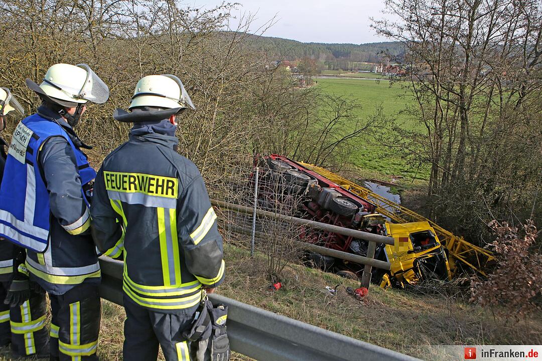 Schwerlastkran stürzt Böschung hinab - Fahrer verstirbt an der Unglücksstelle