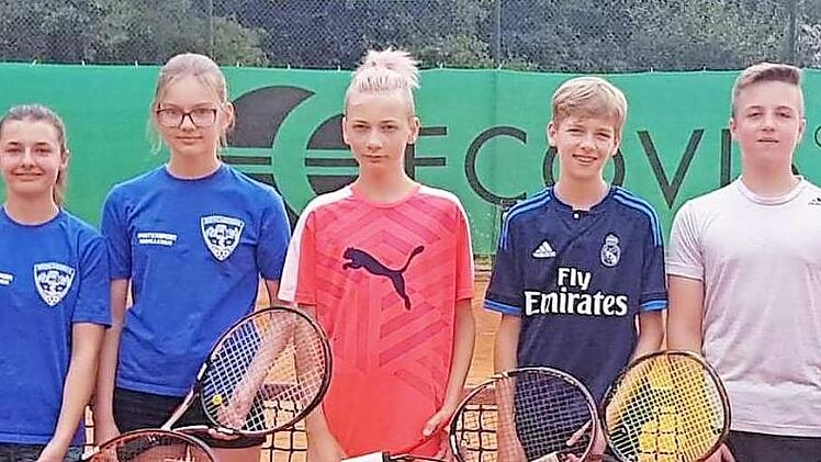 Die U14 Mixed Mannschaft des TSV Mönchröden wurde souverän Gruppensieger in der Kreisklasse 1 (von links): Trainerin Beate Herrgott, Julia Pauls, Lara Külz, Maurice Hegele, Benjamin Lesch, Sebastian Bauer und Trainer Patrick Siebert. Foto: Matthias Forkel