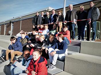 Mit dem Durchschneiden eines Bandes gaben Landrat Klaus Peter Söllner und Realschuldirektorin Monika Hild die sanierte Tribüne am Rasenplatz der Realschule für die künftige Nutzung frei. Werner Reißaus