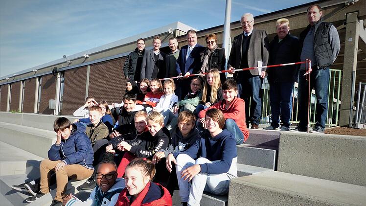 Mit dem Durchschneiden eines Bandes gaben Landrat Klaus Peter Söllner und Realschuldirektorin Monika Hild die sanierte Tribüne am Rasenplatz der Realschule für die künftige Nutzung frei. Werner Reißaus