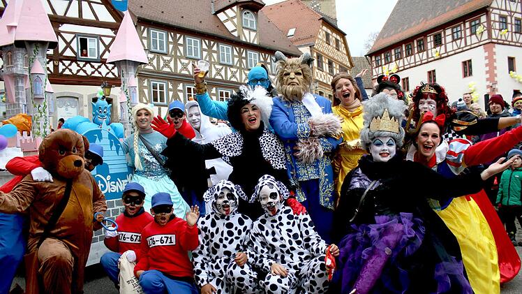 WOW! Angeführt von der Schönen und ihrem Biest: Die Disney-Parrade der "Bachratten".