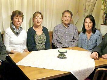Der neue Vorstand des Förderkreises für Kirchenmusik: (ab Zweite von links) Christine Diersch, Vorsitzende Andrea Heerdegen, Zweiter Vorsitzender und Kassier Thomas Grünke, Schriftführerin Sabine Mösch. Links Bürgermeister Werner Diersch, rechts Pfarrer Peter Ahrens. Foto: Hübner