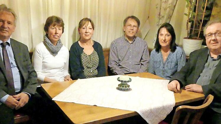 Der neue Vorstand des Förderkreises für Kirchenmusik: (ab Zweite von links) Christine Diersch, Vorsitzende Andrea Heerdegen, Zweiter Vorsitzender und Kassier Thomas Grünke, Schriftführerin Sabine Mösch. Links Bürgermeister Werner Diersch, rechts Pfarrer Peter Ahrens. Foto: Hübner