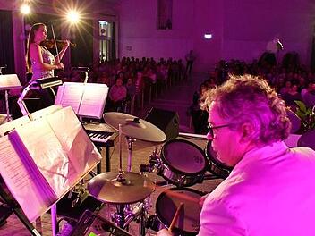 Im Kurhaus vom Bad Bocklet begeisterte am Freitagabend das Orchester Otti Bauer mit den Solisten Kim Leonores, Valerie Koning und Marian Henze bei einem Konzertabend unter dem Motto "Classic Evergreens". Foto: Hanns Friedrich