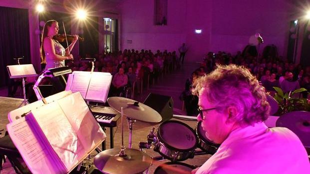 Im Kurhaus vom Bad Bocklet begeisterte am Freitagabend das Orchester Otti Bauer mit den Solisten Kim Leonores, Valerie Koning und Marian Henze bei einem Konzertabend unter dem Motto "Classic Evergreens". Foto: Hanns Friedrich