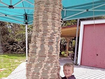 Der siebenjährige Max freut sich über den fertigen Turm. Fotos: Sänger