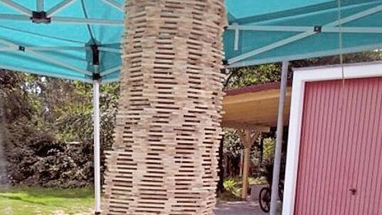 Der siebenjährige Max freut sich über den fertigen Turm. Fotos: Sänger