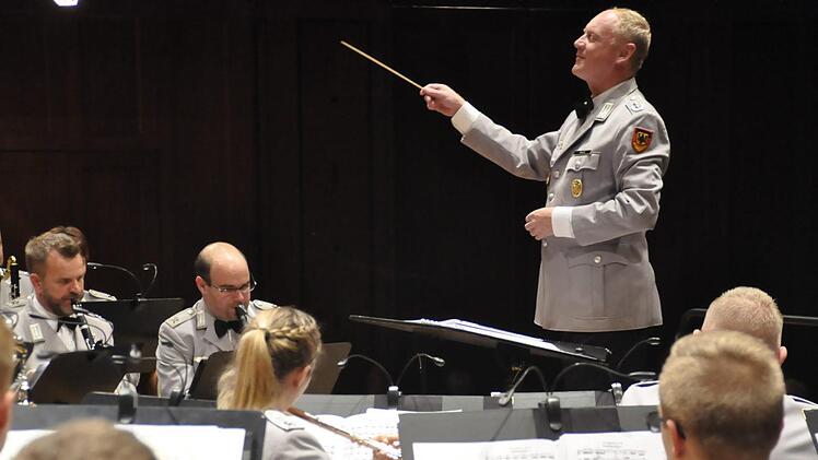 Oberstleutnant Roland Kahle ist ein dynamischer Orchesterleiter, der mit viel Engagement, das Beste aus dem Klangkörper herausholt.Peter Klopf