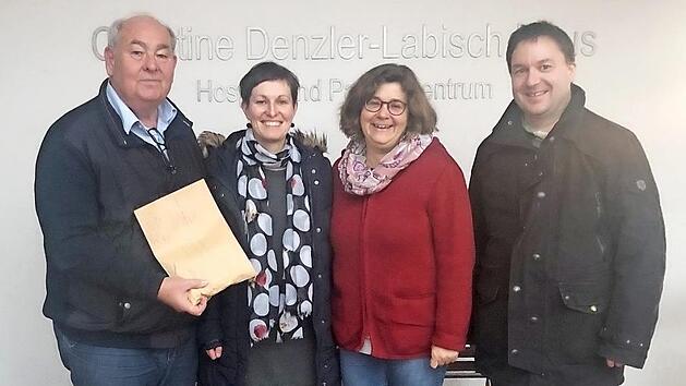 &Uuml;ber 1000 Euro &uuml;bergaben die Jona-Verantwortlichen an Konrad G&ouml;ller vom Hospizverein. Foto: privat