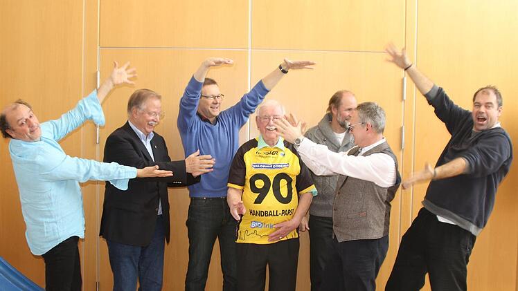 Klaus Beyersdorfer (links) und Alex Reuther (rechts) ließen mit ihren Freunden von der Coburger Turnerschaft den Jubilar hochleben.