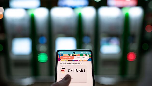 Deutschlandticket hat Geburtstag: Bilanz zum 49-Euro-Ticket nach einem Jahr