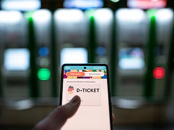 Deutschlandticket hat Geburtstag: Bilanz zum 49-Euro-Ticket nach einem Jahr