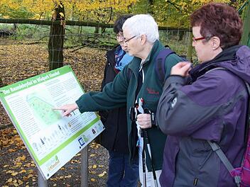 Brigitte, Greta und Karin Krauß (von links) aus Tübingen gehörten zu ersten Nutzern des Baumlehrpfades im Klaushof. Foto: Edgar Bartl
