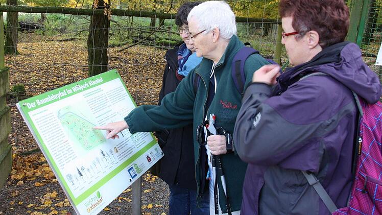 Brigitte, Greta und Karin Krauß (von links) aus Tübingen gehörten zu ersten Nutzern des Baumlehrpfades im Klaushof. Foto: Edgar Bartl