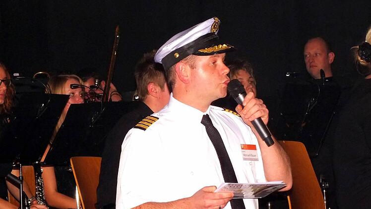"Flugkapitän" Manuel Klauer und seine Crew Anna-Lena Ebner und Julian Woitek (beide nicht im Bild) führten in Showmaster-Manier durch das über dreistündige Konzert "House of Music". Foto: Alfons Beuerlein