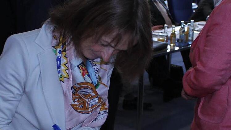 Christine Frieß, Burgkunstadts neue Bürgermeisterin, beim Eintrag als neue Kreisrätin
