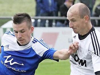 Marco Dießenbacher (rechts, hier gegen den Frohnlacher Lukas Werner) hielt in der vergangenen Saison als Spielertrainer die Abwehr des FC Burgkunstadt zusammen. Foto: Heinrich Weiß