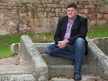 Der Platz unterhalb des Rathauses soll neu gestaltet werden. Bürgermeister Alexander Schneider stellt sich eine Aktionsfläche vor. Foto: Ulrike Müller