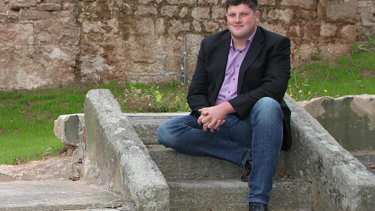 Der Platz unterhalb des Rathauses soll neu gestaltet werden. Bürgermeister Alexander Schneider stellt sich eine Aktionsfläche vor. Foto: Ulrike Müller