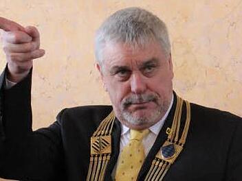 Bei Empfängen trägt der Oberbürgermeister Amtskette: Norbert Tessmer bei der Veranstaltung im Landestheater. Fotos: Simone Bastian