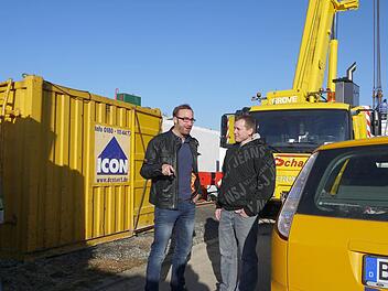 Alex Hermann (rechts) hat ihn sich geschnappt, den letzten noch verfügbaren Bauplatz in Weidhausen. Bürgermeister Markus Mönch kam gestern zufällig vorbei, als bei den Hermanns gestern das Haus aufgestellt wurde. Foto: Berthold Köhler