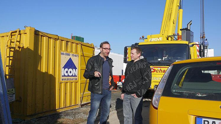 Alex Hermann (rechts) hat ihn sich geschnappt, den letzten noch verfügbaren Bauplatz in Weidhausen. Bürgermeister Markus Mönch kam gestern zufällig vorbei, als bei den Hermanns gestern das Haus aufgestellt wurde. Foto: Berthold Köhler