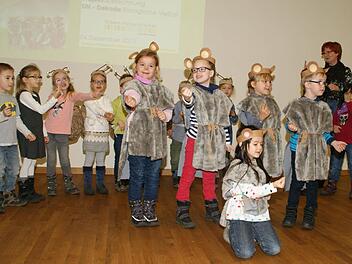 Auch die Kinder des Kindergartens St. Jakobus Burgwindheim gehören zum UN-Projekt "Aus die Haselmaus?" und kennen sich schon gut aus mit den Mäusen, die keine Mäuse sind. Fotos: Sabine Weinbeer