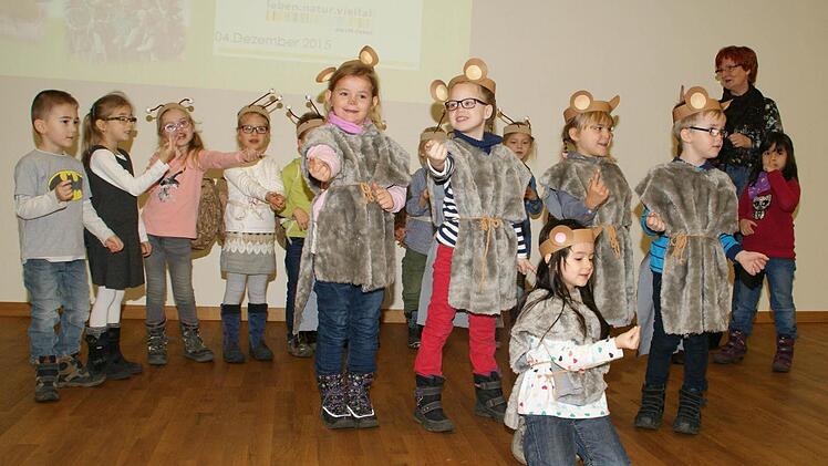 Auch die Kinder des Kindergartens St. Jakobus Burgwindheim gehören zum UN-Projekt "Aus die Haselmaus?" und kennen sich schon gut aus mit den Mäusen, die keine Mäuse sind. Fotos: Sabine Weinbeer