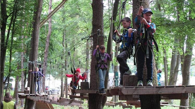 Die Jugend unternimmt gemeinsam Freizeitaktivitäten, zum Beispiel ging es schon in den Hochseilgarten. Foto: privat