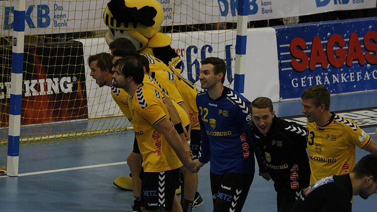 Überglücklich jubelten die HSC-Spieler noch lange nach der Schluss-Sirene gemeinsam mit ihren treuen Fans.