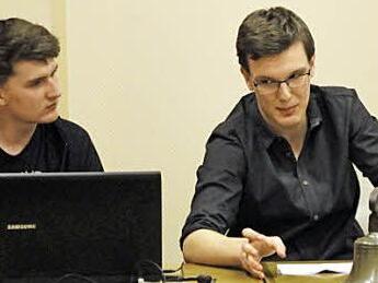 Tobias Wolfrum und Paul Schricker (rechts) erläutern dem Stammbacher Gemeinderat das Konzept "Energie-Lehrpfad Stammbach." Das P-Seminar des Gymnasiums Münchberg hat es in gut einjähriger Arbeit bis ins Kleinste ausgearbeitet. Foto: Klaus Klaschka