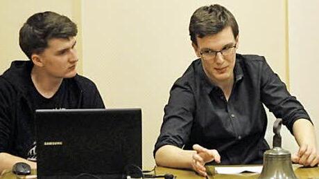 Tobias Wolfrum und Paul Schricker (rechts) erläutern dem Stammbacher Gemeinderat das Konzept "Energie-Lehrpfad Stammbach." Das P-Seminar des Gymnasiums Münchberg hat es in gut einjähriger Arbeit bis ins Kleinste ausgearbeitet. Foto: Klaus Klaschka