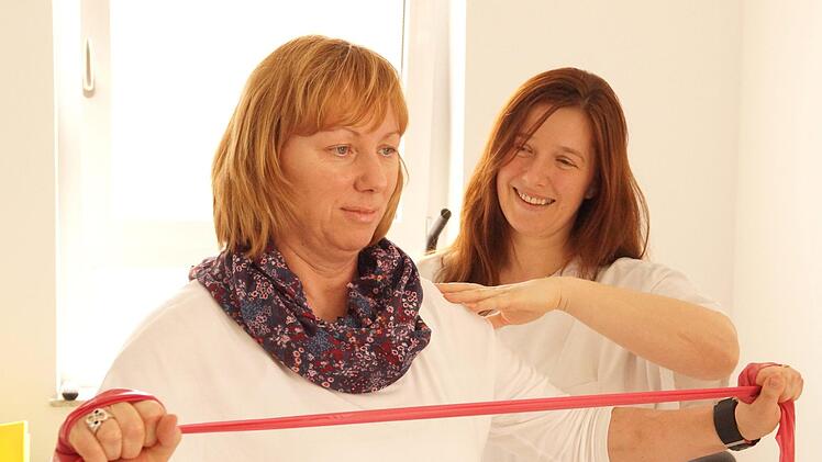Physiotherapeutin Michaela Martin (r.) leitet Schmerz-Patientin Daniela M. bei einer Übung an. Am 7. Juni beantworten Experten Ihre Fragen beim "Aktionstag gegen den Schmerz".  Foto: Ingo Mack