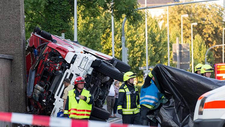 Während der Rettungsarbeiten nach dem schweren Unfall am Montagabend in der Neustadter Straße in Coburg, bei dem ein 20 Jahre alter Feuerwehrmann ums Leben kam, ist es zu einem Zwischenfall mit Gaffern gekommen. Foto: News5/Ittig