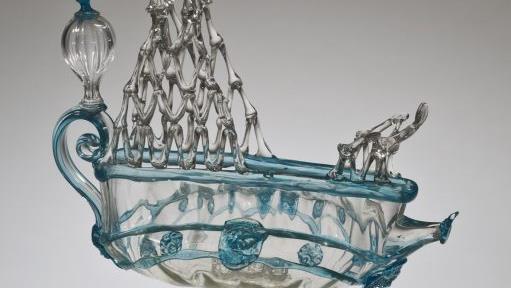 Tafelaufsatz in Form eines Schiffes, Venedig, um 1880. Farbloses Glas, blaue Fadenauflagen, geblasen, heiß geformt.Kunstsammlungen Coburg