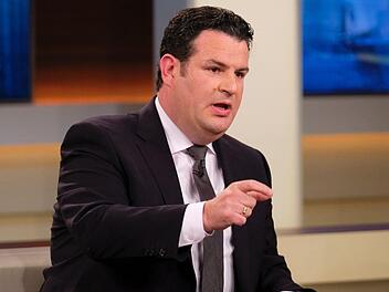 Gibt es bald kein Hartz IV mehr? Darüber wurde auch am Sonntagabend wieder diskutiert. Und zwar bei "Anne Will". Foto: Wolfgang Borrs/NDR/dpa