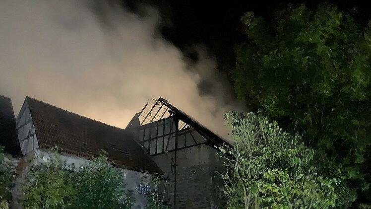 Dachstuhl im Vollbrand: Feuerwehr im Großeinsatz